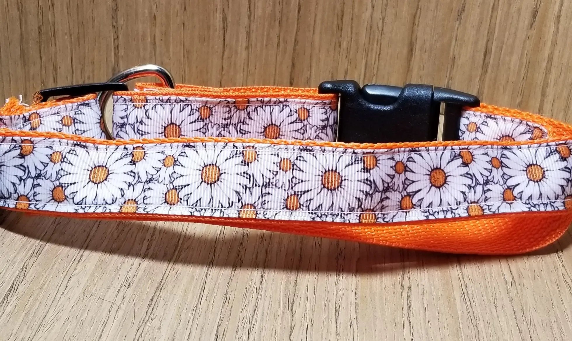 Leash/ Large/  White and Orange Daisies Green Thalassa